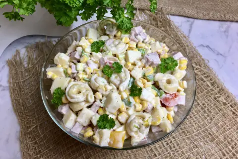 Z czym podawać tortellini z szynką, aby zachwycić gości?