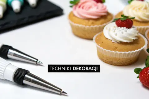 Przygotowania do malowania tortu: babeczki, kremy i narzędzia do dekoracji.