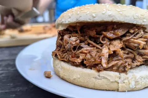 Saftiges pulled pork, frisch aus dem Backofen, auf einem Sesambrötchen. Ein Genuss für jeden BBQ-Fan!