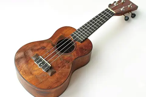 Drewniane ukulele, gotowe do zagrania pięknych akordów ukulele.