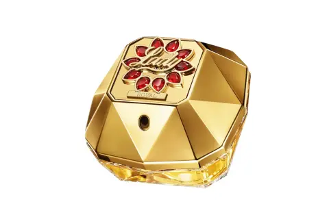 Złoty flakon perfum Paco Rabanne Lady Million Lucky, ozdobiony czerwonymi kamieniami i napisem "ROYAL", emanuje luksusem i szczęściem.