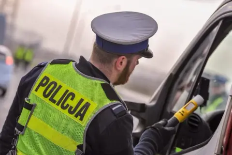 Czy policja może badać alkomatem w domu? Sprawdź swoje prawa