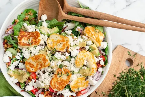 En härlig halloumi sallad med linser, avokado, fetaost och färska örter. Perfekt för en lätt lunch.