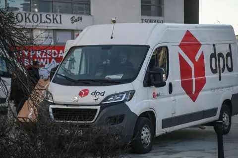 Biały van DPD z logo firmy. W kabinie siedzi kierowca w masce czaszki.