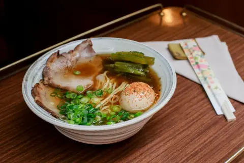 Un delicioso ramen zaragoza con cerdo, huevo y cebolleta, listo para disfrutar.