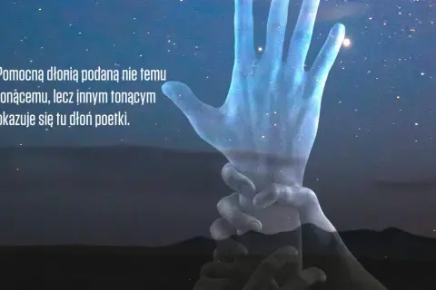 Dwie dłonie trzymające się na tle nocnego nieba pełnego gwiazd.