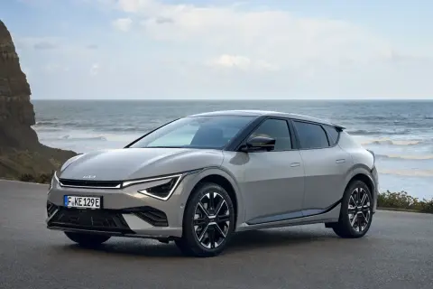 Szary Kia EV6 na tle morza. Sprawdź atrakcyjną kia ev6 cena i zamów już dziś!