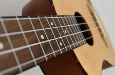 Jak zagrać na ukulele: proste kroki i tajemnice dla początkujących