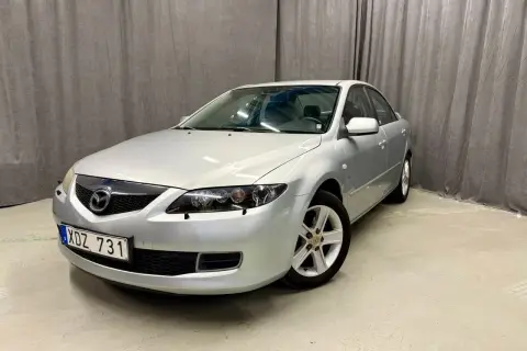 Silver Mazda 6, registreringsskylt XDZ 731. En potentiell Mazda 6 problem kan vara att den behöver nya däck.