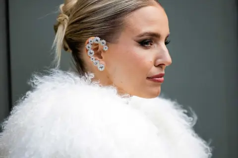 Elegante peinado moño boda con un llamativo pendiente de brillantes.