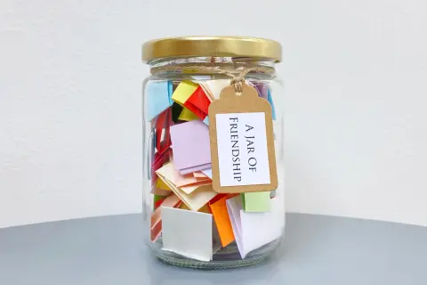 Co napisać w słoiku z karteczkami dla przyjaciółki? Inspiracje i pomysły na wyjątkowy prezent