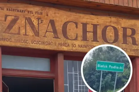 Drewniany napis "Znachor" i tablica z napisem "Bielsk Podlaski" - tu gdzie nagrywano film.