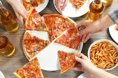 Ile kalorii ma kawałek pizzy? Sprawdź ranking i rady