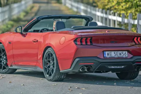 Czerwony mustang cabrio z opuszczonym dachem, gotowy na przejażdżkę.