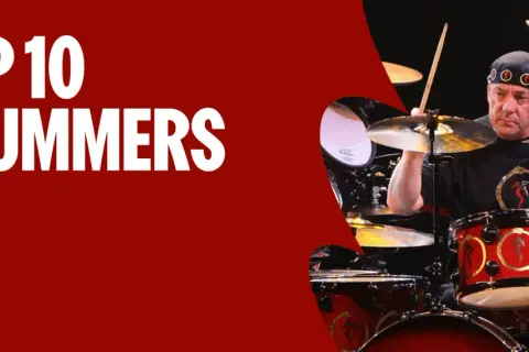 Ein Schlagzeuger spielt ein bekanntes Lied mit Trommeln. Der Text "TOP 10 DRUMMERS" ist prominent platziert.