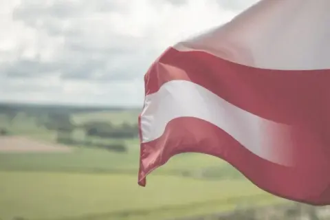 Jak wygląda flaga USA? Poznaj symbolikę i historię "Stars and Stripes"