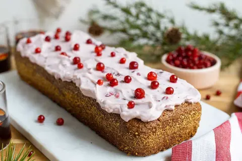 Mjuk pepparkaka med frosting och lingon, perfekt till jul.