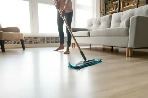 Jaki mop polecacie? Wybierz idealny do paneli, płytek, drewna!