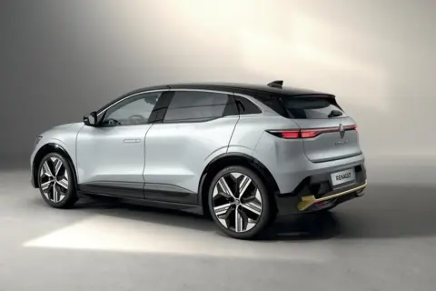 En silverfärgad Renault Mégane E-Tech står redo för ett test. Den har en svart taklinje och snygga fälgar.