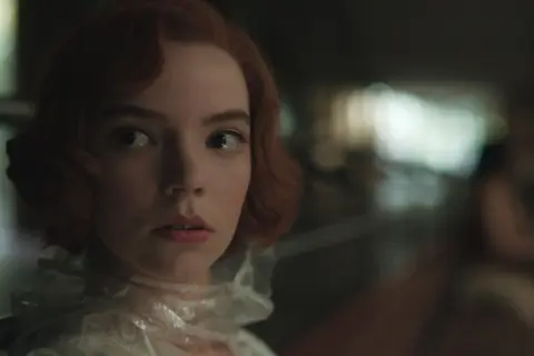 Anya Taylor-Joy, bekannt aus Filmen und Serien wie "Das Damengambit", blickt nachdenklich in die Kamera.