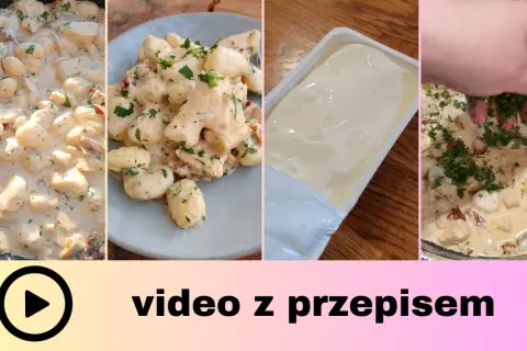 Kremowe gnocchi z kurczakiem i suszonymi pomidorami, posypane świeżą natką pietruszki. Pyszny przepis na obiad.
