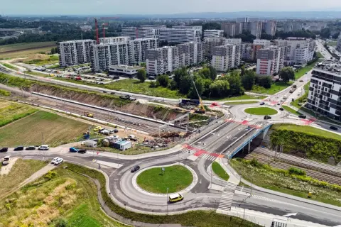 Jak dojechać do osiedla szkolnego w Krakowie - najlepsze połączenia komunikacyjne