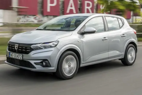Srebrny Dacia Sandero w ruchu miejskim. Wiele osób chwali ten model za stosunek ceny do jakości, co potwierdzają liczne dacia sandero opinie.