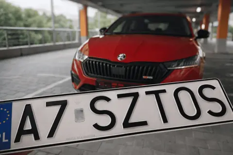 Nowe tablice rejestracyjne dla czerwonego auta Skoda. Tablica z literami A7 SZTOS.