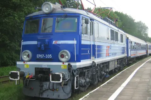 Niebieska lokomotywa EP07-335 PKP Intercity stoi na stacji. To symbol podróży, a tlk co to znaczy? To skrót od "Twoje Linie Kolejowe".
