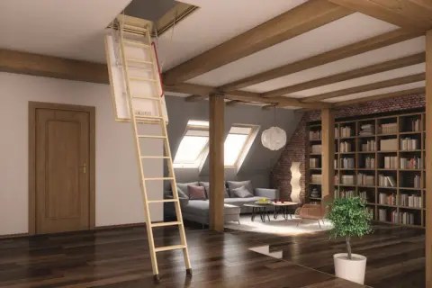 Drewniany właz na strych otwarty, z rozłożoną drabiną. W tle salon z biblioteczką i oknami dachowymi.