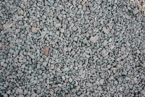 Mnóstwo szarego tłucznia, idealnego na podjazd. Sprawdź, jaka jest tłuczeń cena za wywrotkę i zaplanuj budowę!