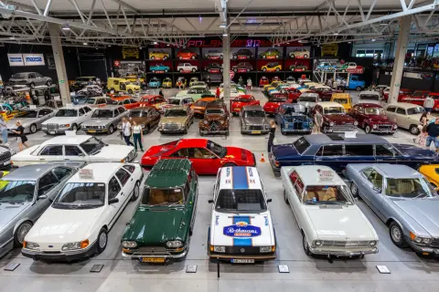 W muzeum samochodów PRL zgromadzono wiele klasyków, od maluchów po limuzyny.