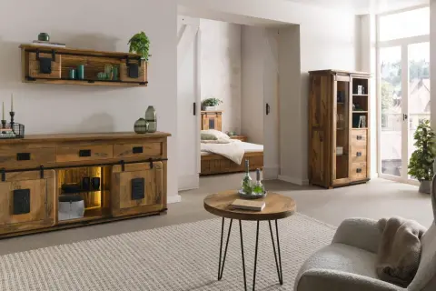 Drewniane meble w stylu industrialnym i loftowym tworzą przytulną sypialnię i salon.