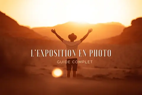 Un homme bras ouverts face au soleil couchant, texte "L'EXPOSITION EN PHOTO".