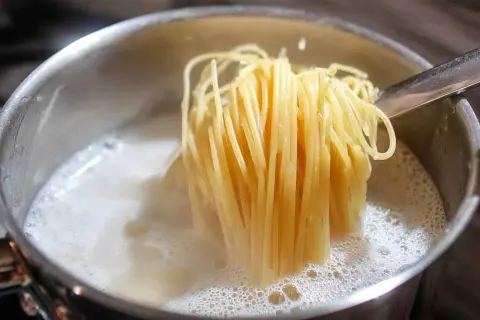 Eau de cuisson des pâtes : 10+ usages anti-gaspi (cuisine, beauté, jardin)