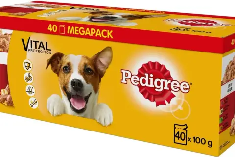 Opakowanie karmy Pedigree z wesołym psem. Czy Pedigree to dobra karma? Zapewnia 100% zbilansowanej diety z różnymi smakami.
