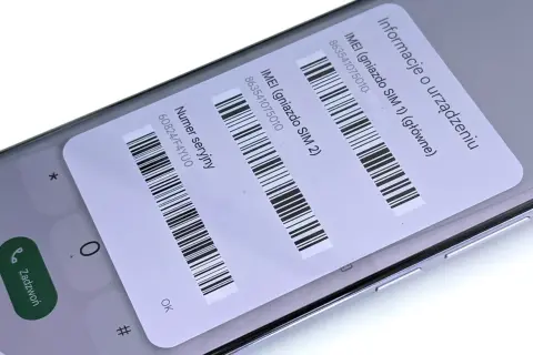 Jak sprawdzić telefon? Na naklejce z informacjami o urządzeniu widać numery IMEI i numer seryjny.