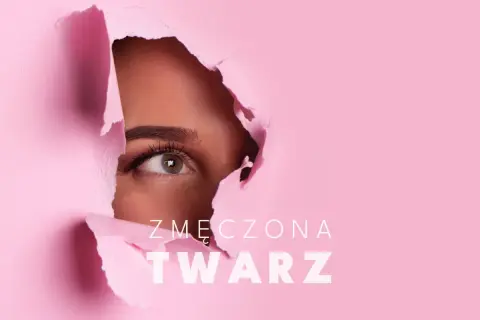 Oko kobiety przebija się przez różowy papier, ukazując zmęczoną twarz.
