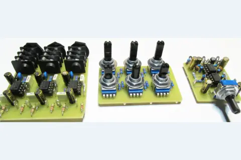Elektronik-Bausätze für ein Mischpult selber bauen: drei Platinen mit Schaltern, Potis und ICs.