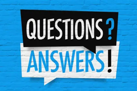 Dwie dymki nad niebieską ceglaną ścianą: czarna z białym napisem "QUESTIONS?" i biała z niebieskim napisem "ANSWERS!".