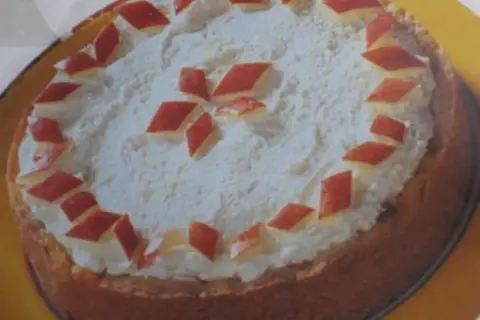 Eine köstliche Apfel Sekt Torte mit Sahnehaube und roten Apfelstücken verziert.
