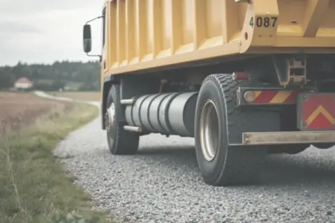 Ile zarabia kierowca wywrotki w Polsce i za granicą? Zaskakujące stawki!