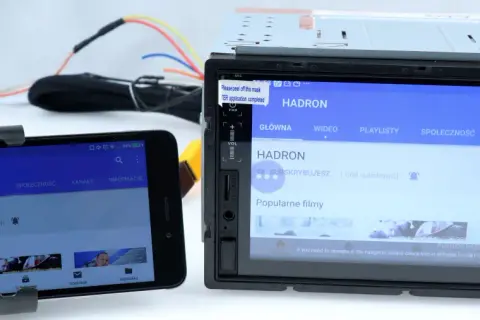 Jak połączyć telefon z radiem samochodowym? Wybierz idealną metodę!