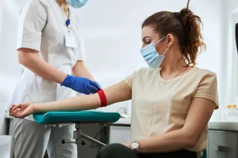 Pielęgniarka zakłada opaskę uciskową na ramię pacjentki przed pobraniem krwi. Czy do badania kreatyniny trzeba być na czczo?