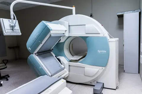 Nowoczesny aparat do rezonansu magnetycznego. Szybkie terminy badań NFZ to szansa na szybką diagnostykę.