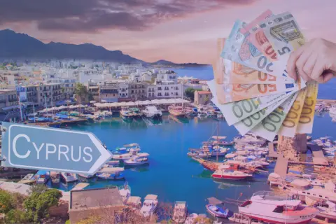 Ręka trzyma banknoty euro na tle portu na Cyprze. Tak, na Cyprze jest euro.