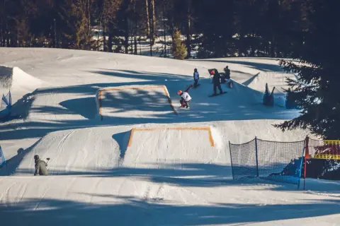 Najlepsze snowparki w Polsce: Gdzie jeździć na nartach i snowboardzie?