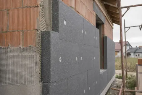 Izolacja ścian zewnętrznych z grafitowego styropianu, który charakteryzuje się niskim współczynnikiem izolacji cieplnej lambda.