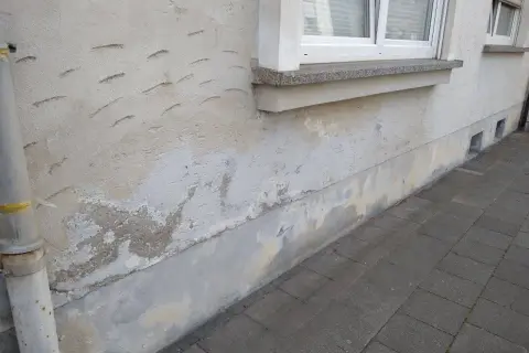 Salpeter an der Wand zeigt sich als Ausblühung. Die Stelle muss vorbereitet werden, bevor man die Wand streichen kann.