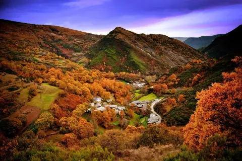 Un pueblo en la Serra do Courel, envuelto en los ocres del otoño, bajo un cielo violáceo.